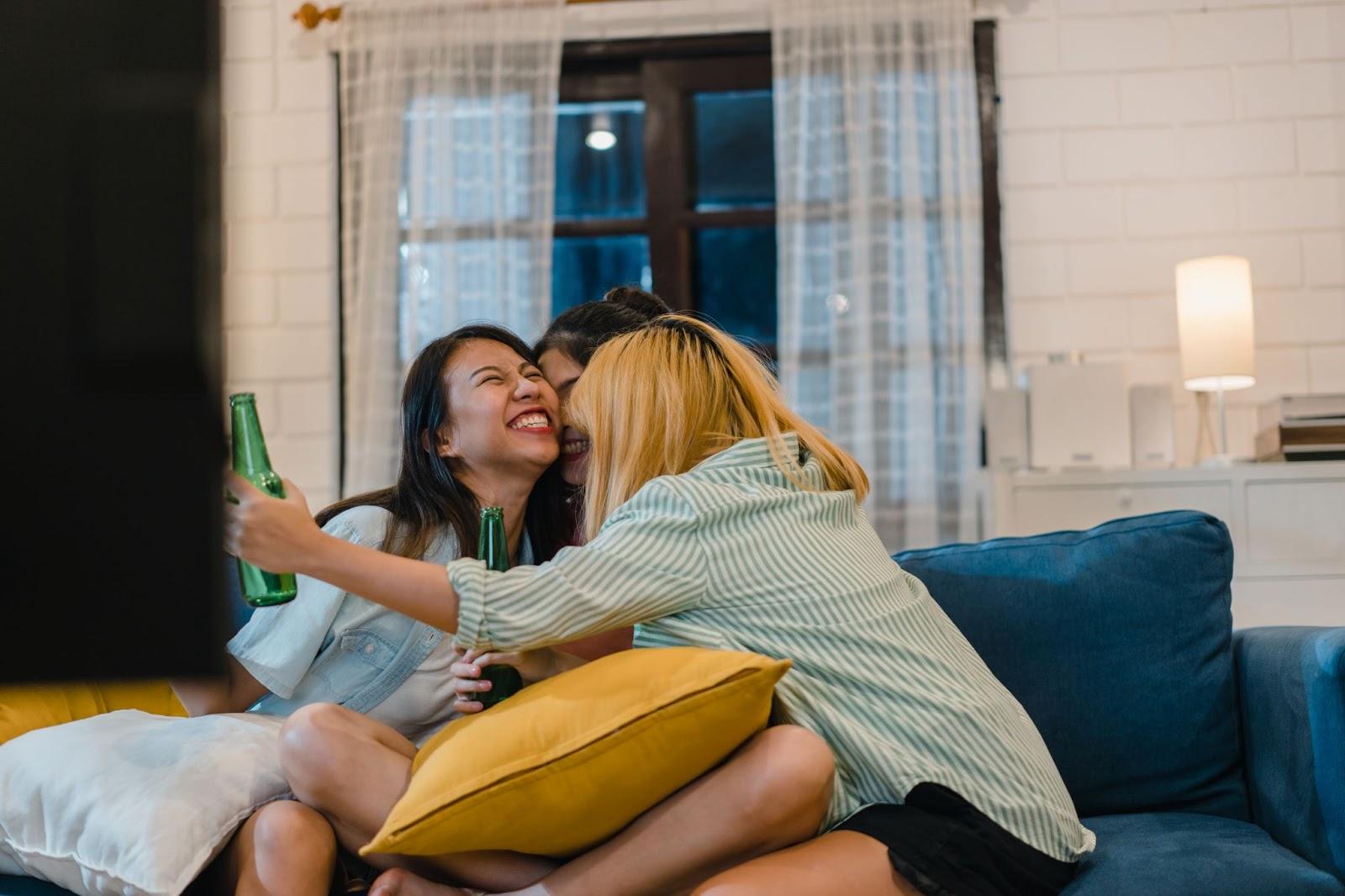 Des femmes à l'apéro en train de célébrer l'égalité face à la charge mentale